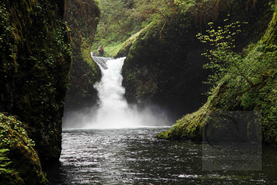 Eagle_Creek_Punchbowl_Falls26May2011_8815